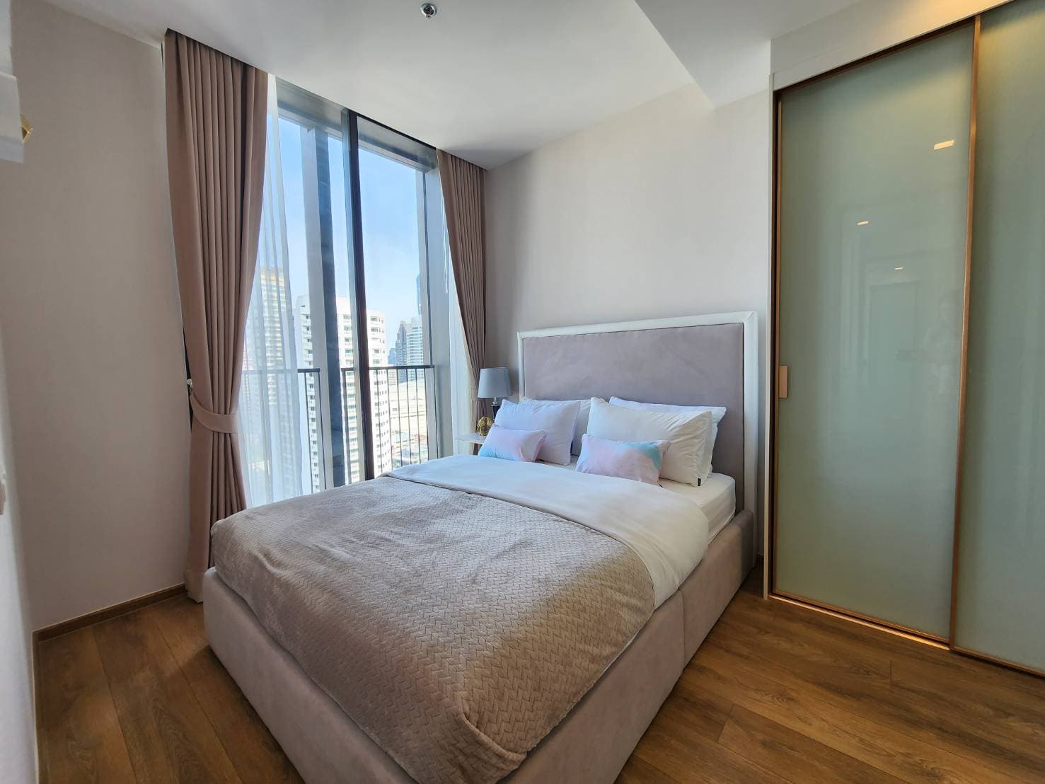 6298 – 252_bedroom.jpg