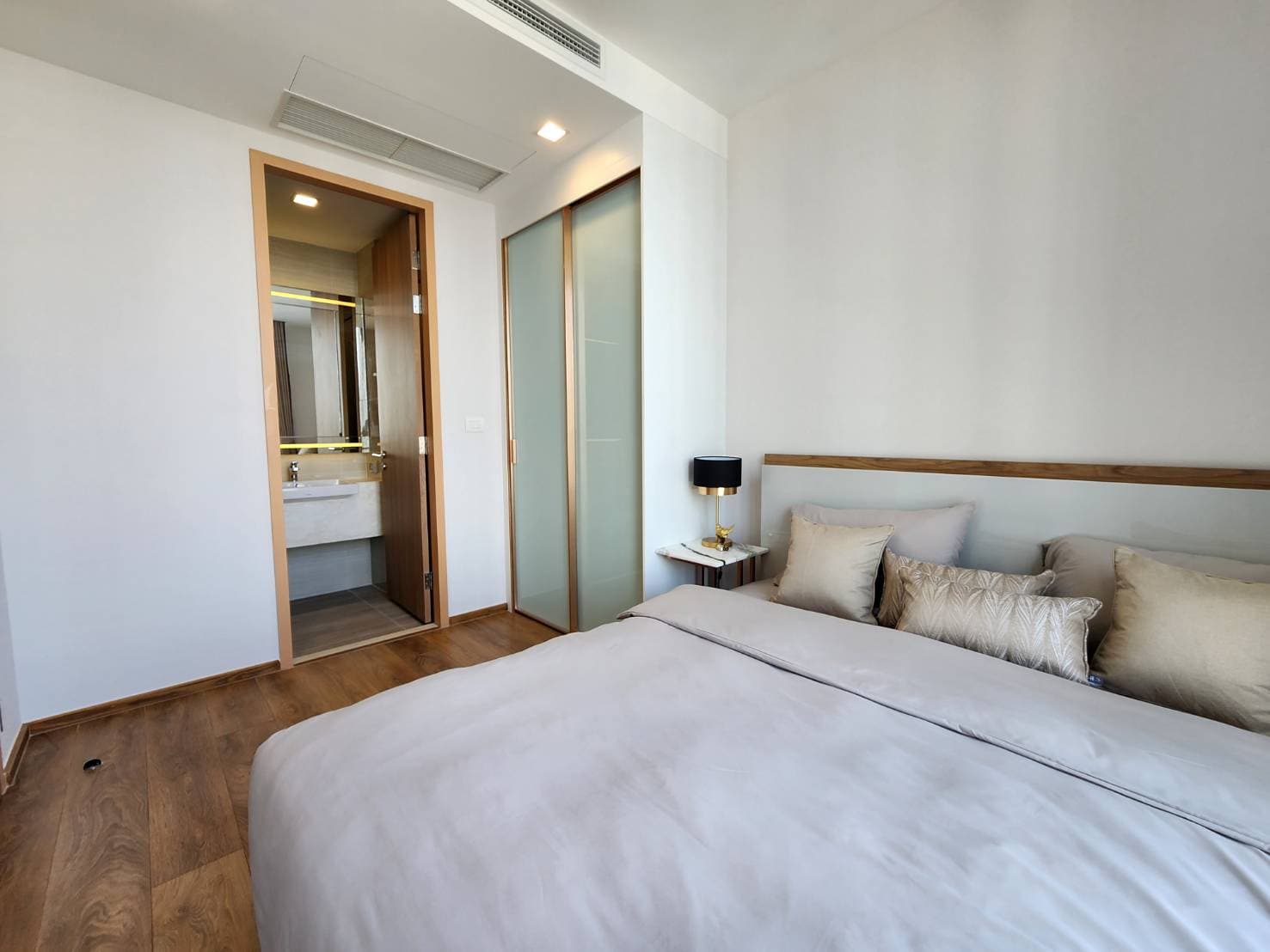 6298 – 276_bedroom.jpg